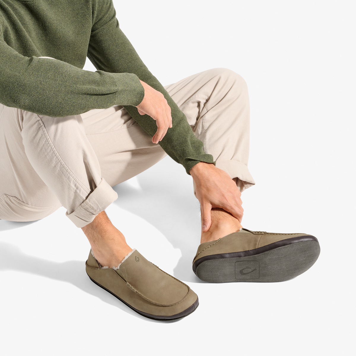 Clay and dark java two-tone slipper worn by person in casual clothing, shown from side angle.